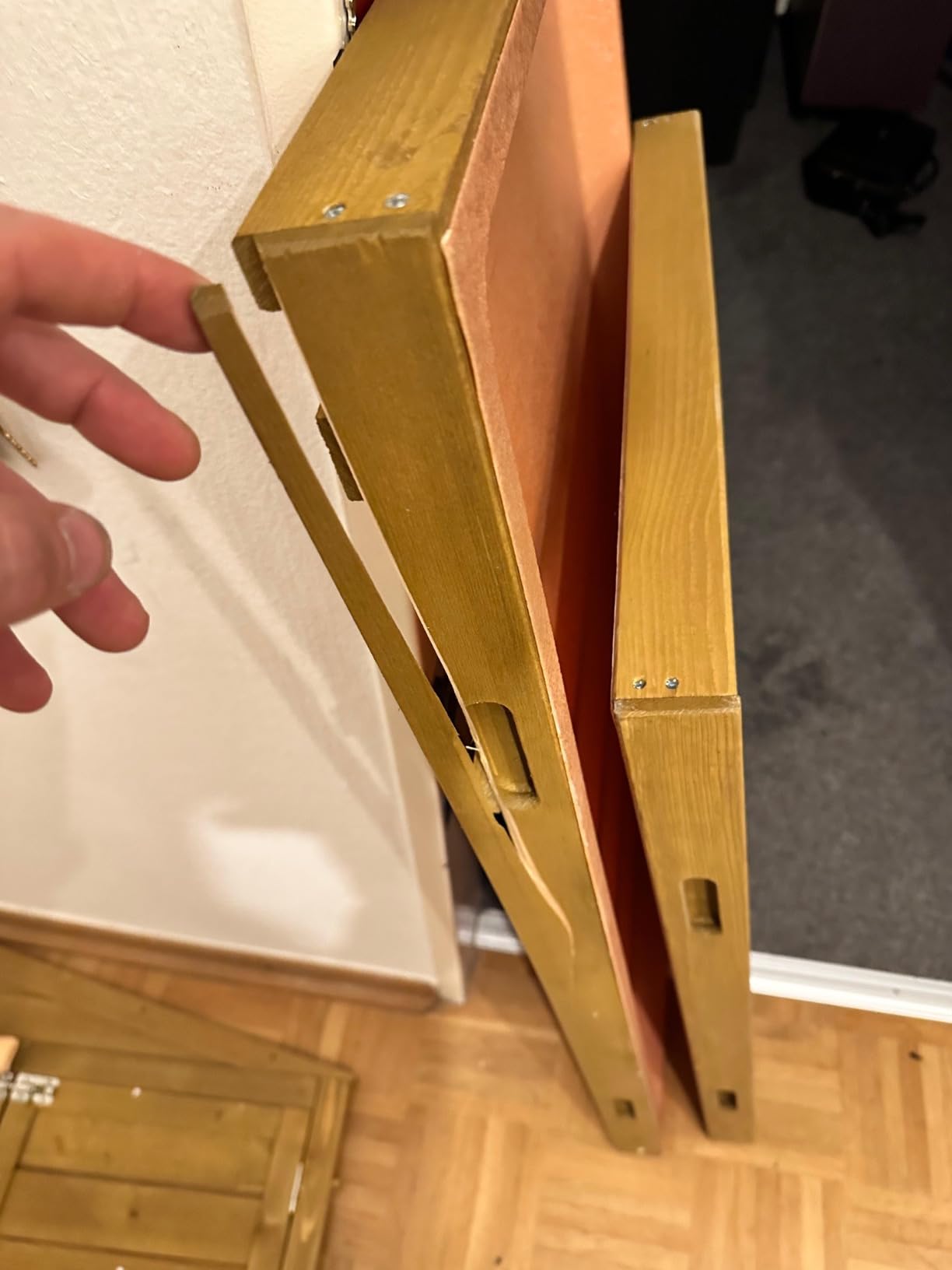 Enkelkinder helfen beim Misten