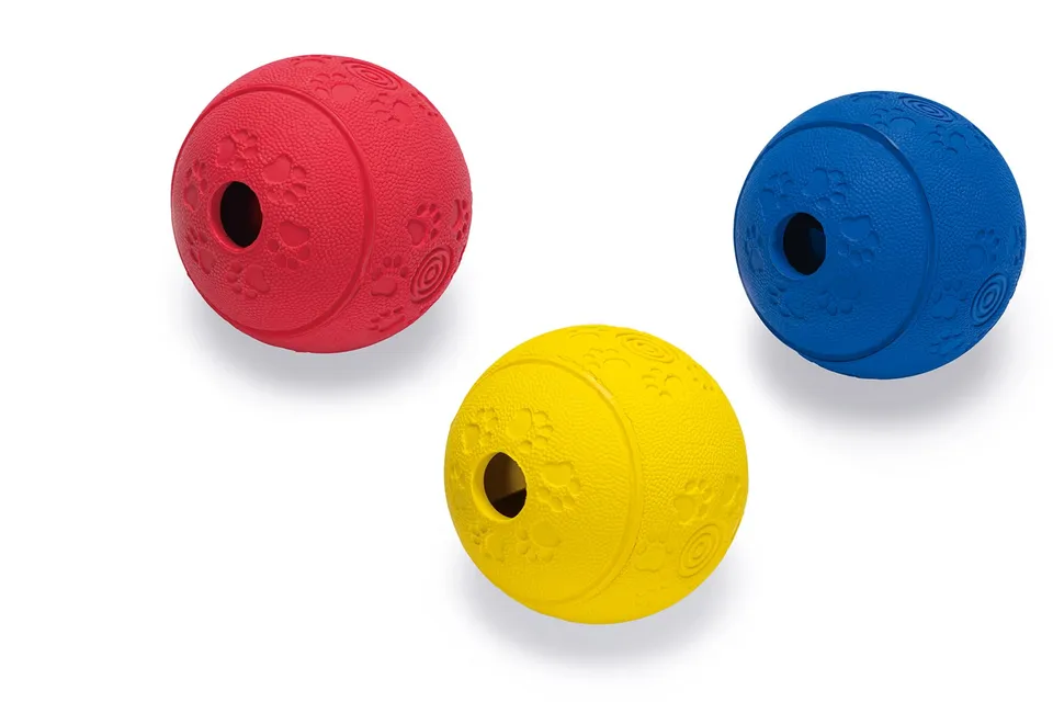 karlie-ruffus-vollgummi-futterball-8-cm-mit-vanille-aroma-farblich-sortiert image 1