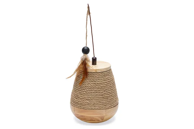 karlie-designed-by-lotte-tumble-mae-katzenspielzeug-aus-holz-15x15x18-cm image 1