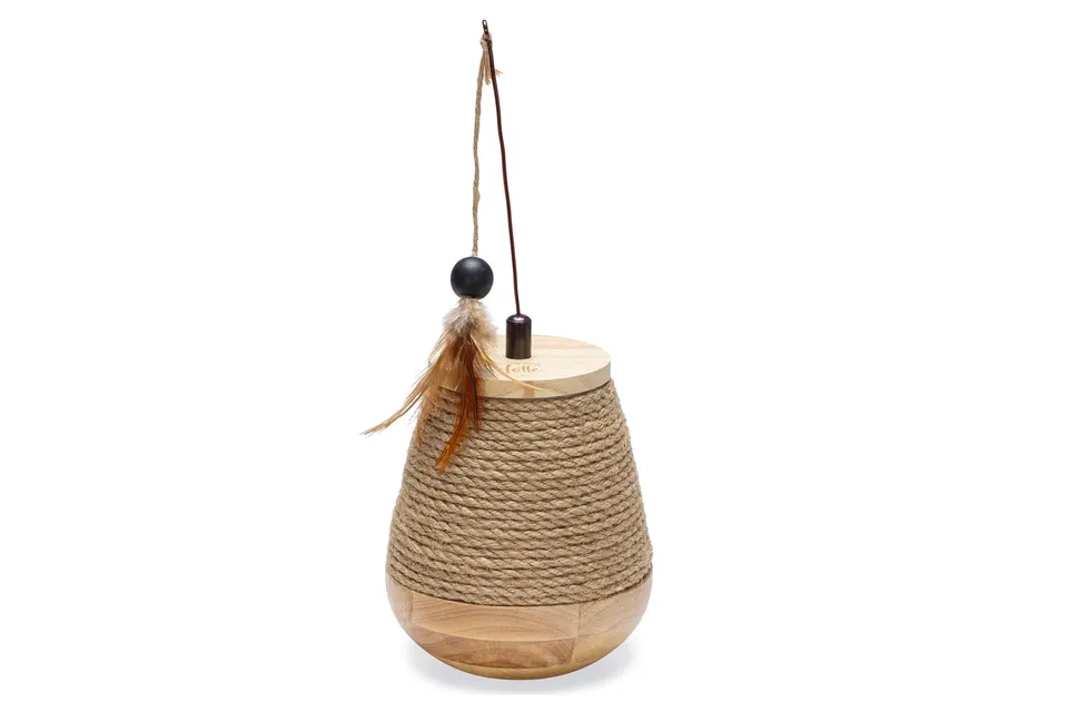 karlie-designed-by-lotte-tumble-mae-katzenspielzeug-aus-holz-15x15x18-cm image 1