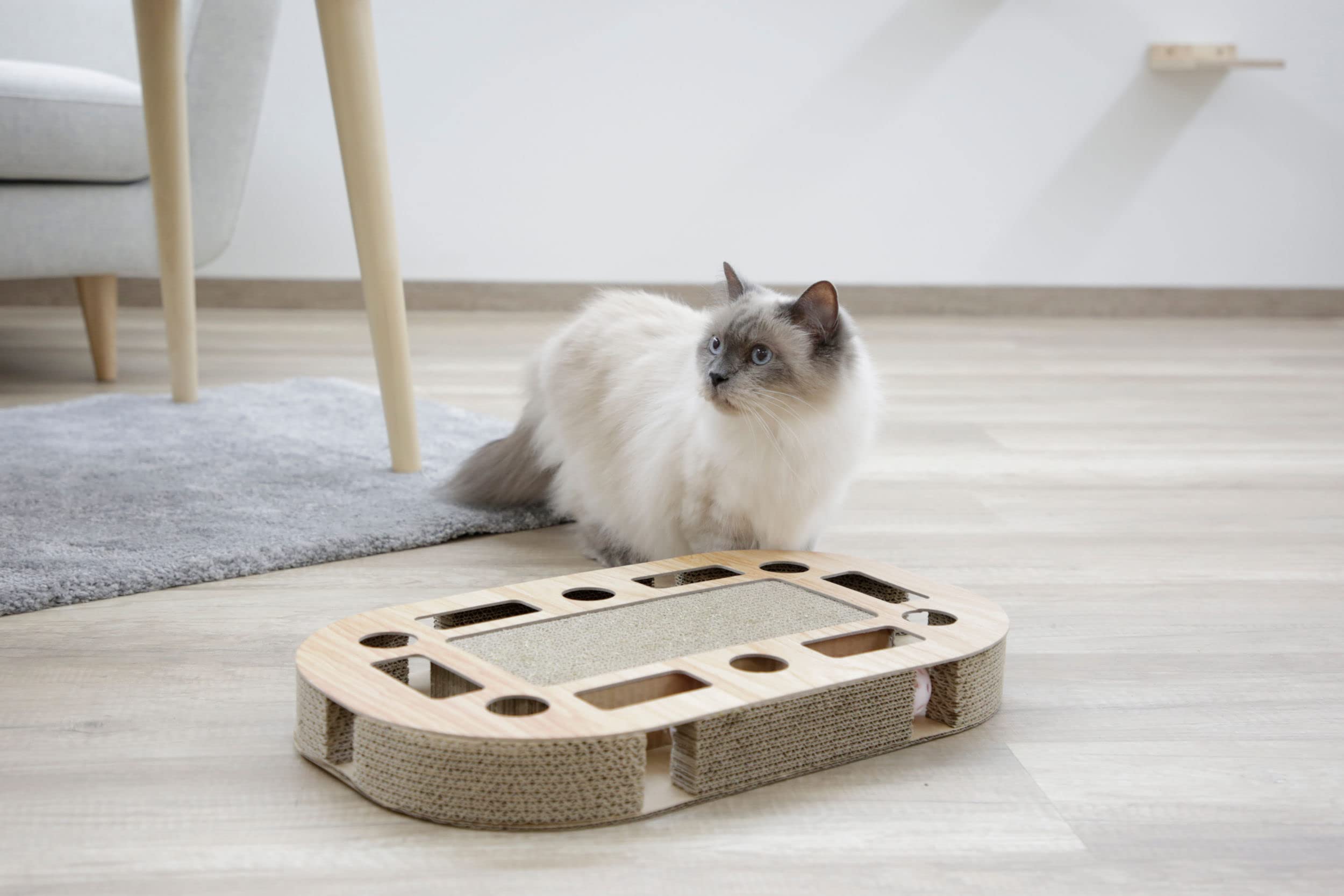 kerbl-pet-ovalo-katzenkratzbrett-52-x-31-x-8-5-cm-mit-catnip-und-spielb-llen image 3