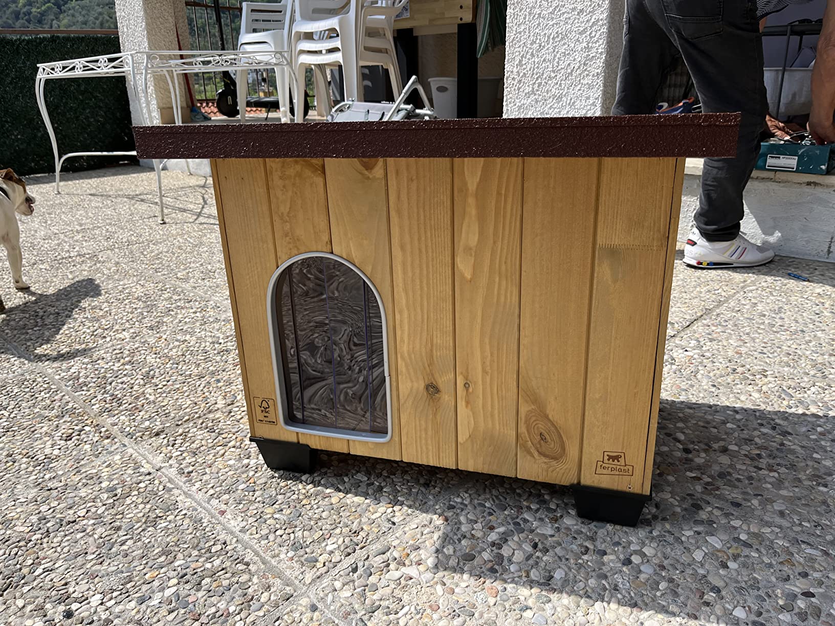 Unser Hund liebt seine Hütte