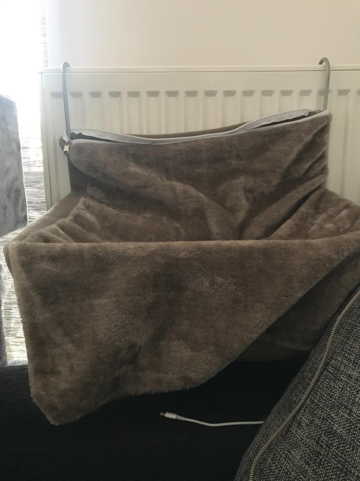 Gemütlich, Anbringung etwas fummelig