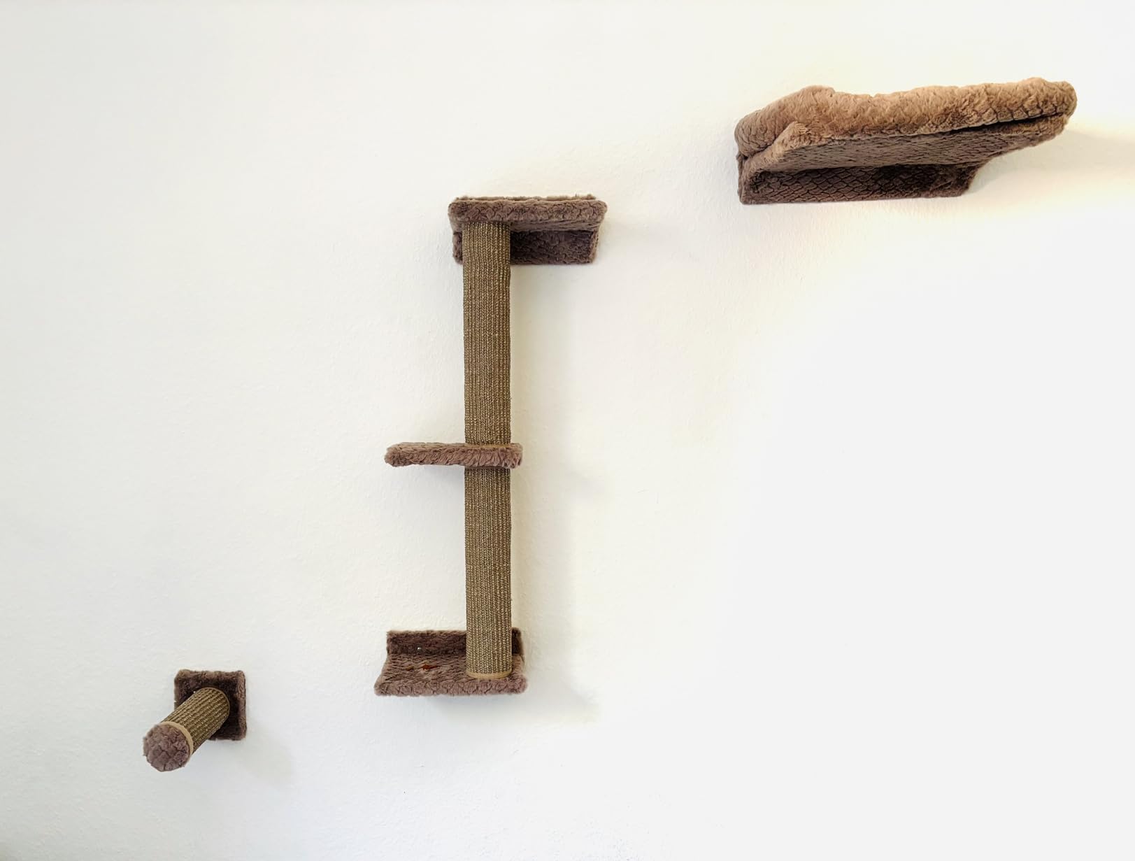 Unsere Katze liebt die Kletterwand