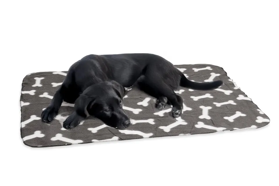 karlie-fleecedecke-f-r-hunde-mit-knochenmotiv-grau-100x70-cm image 1