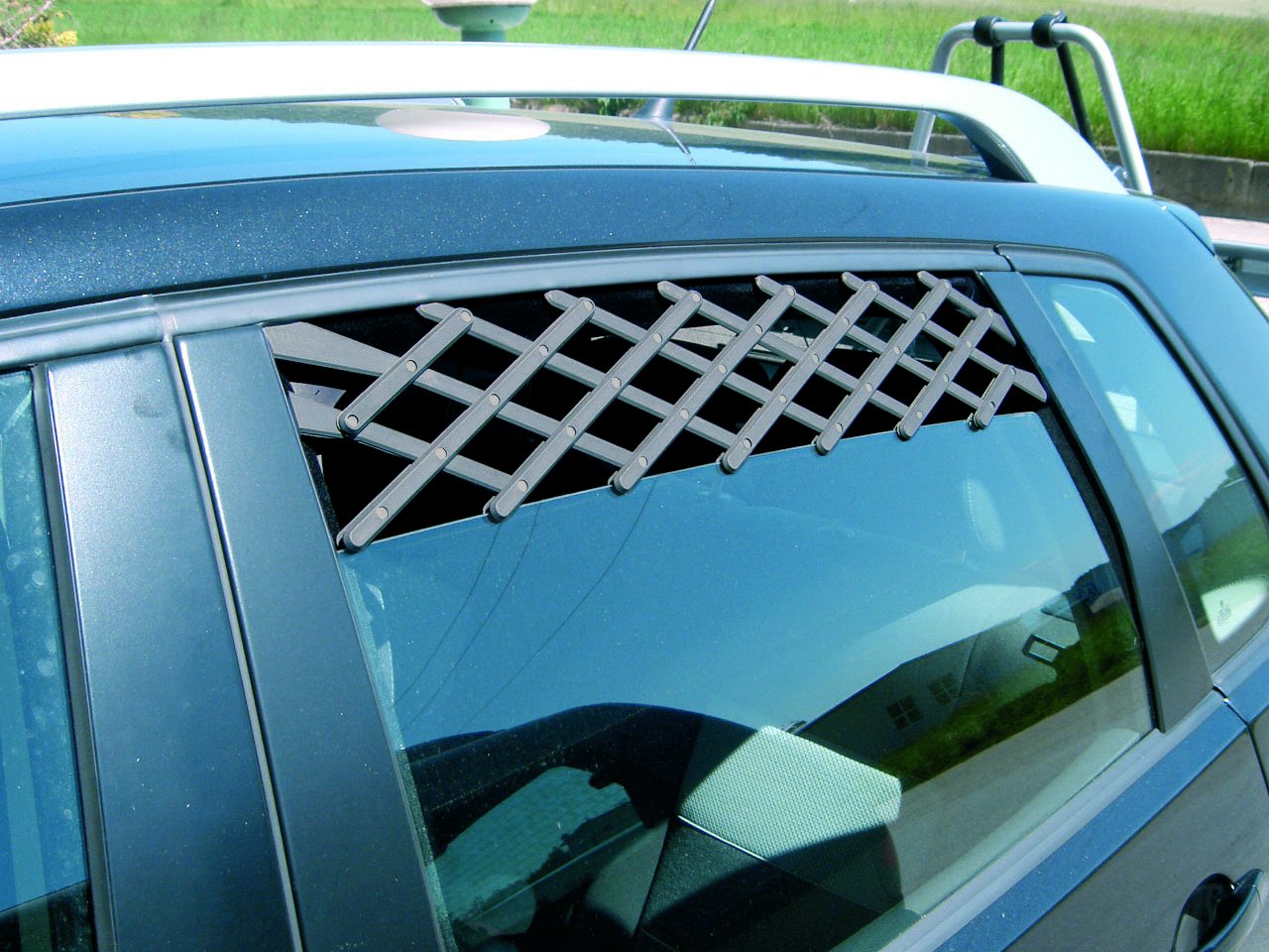 kerbl-pet-frischluftgitter-f-r-auto-und-wohnwagen-dunkelgrau-robustes-kunststoff image 2
